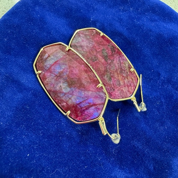 Beautiful Kendra Scott Raspberry Labradorite Faceted Danielle Earrings In Gold - Picture 2 of 6